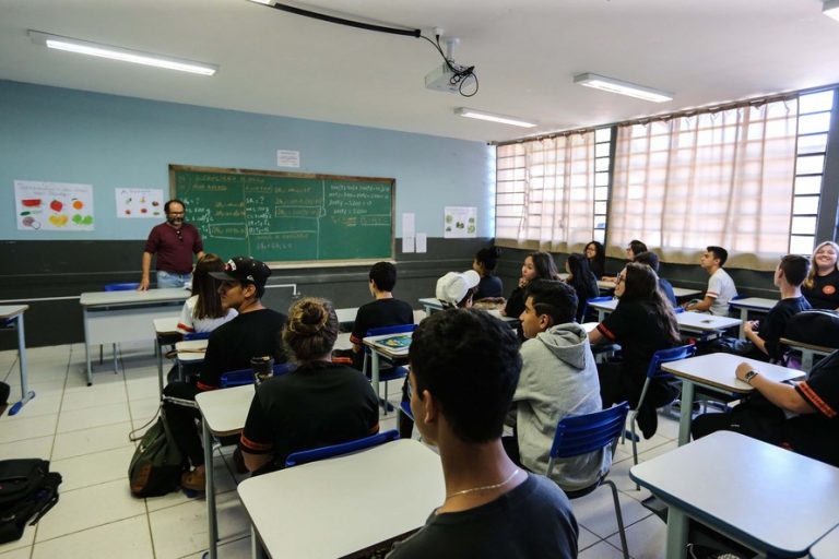 Novo ensino médio vira lei, mas mudanças no Enem são vetadas