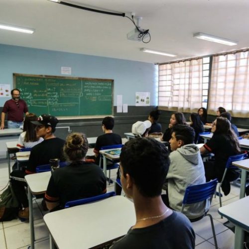 Novo ensino médio vira lei, mas mudanças no Enem são vetadas